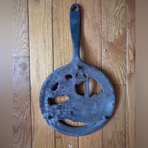 Vermont Castings Randolph VT 1978 Cast Iron Hot Pot Footed Trivet NEEDS REPAINT - Picture 3 of 6